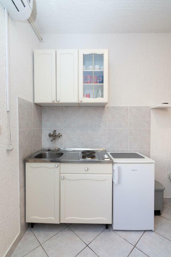 Luka Apartma Pag Town