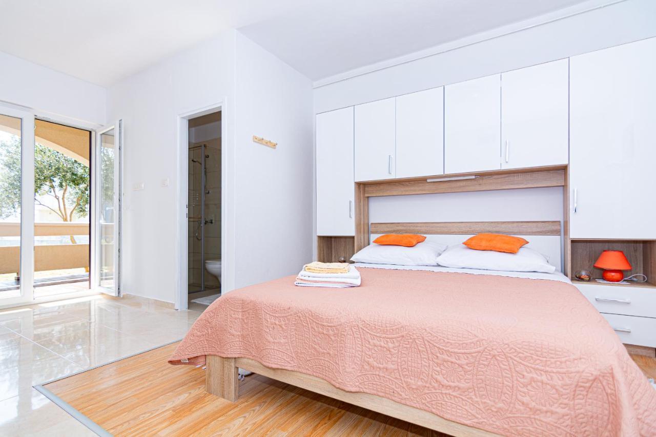 Luka Apartma Pag Town