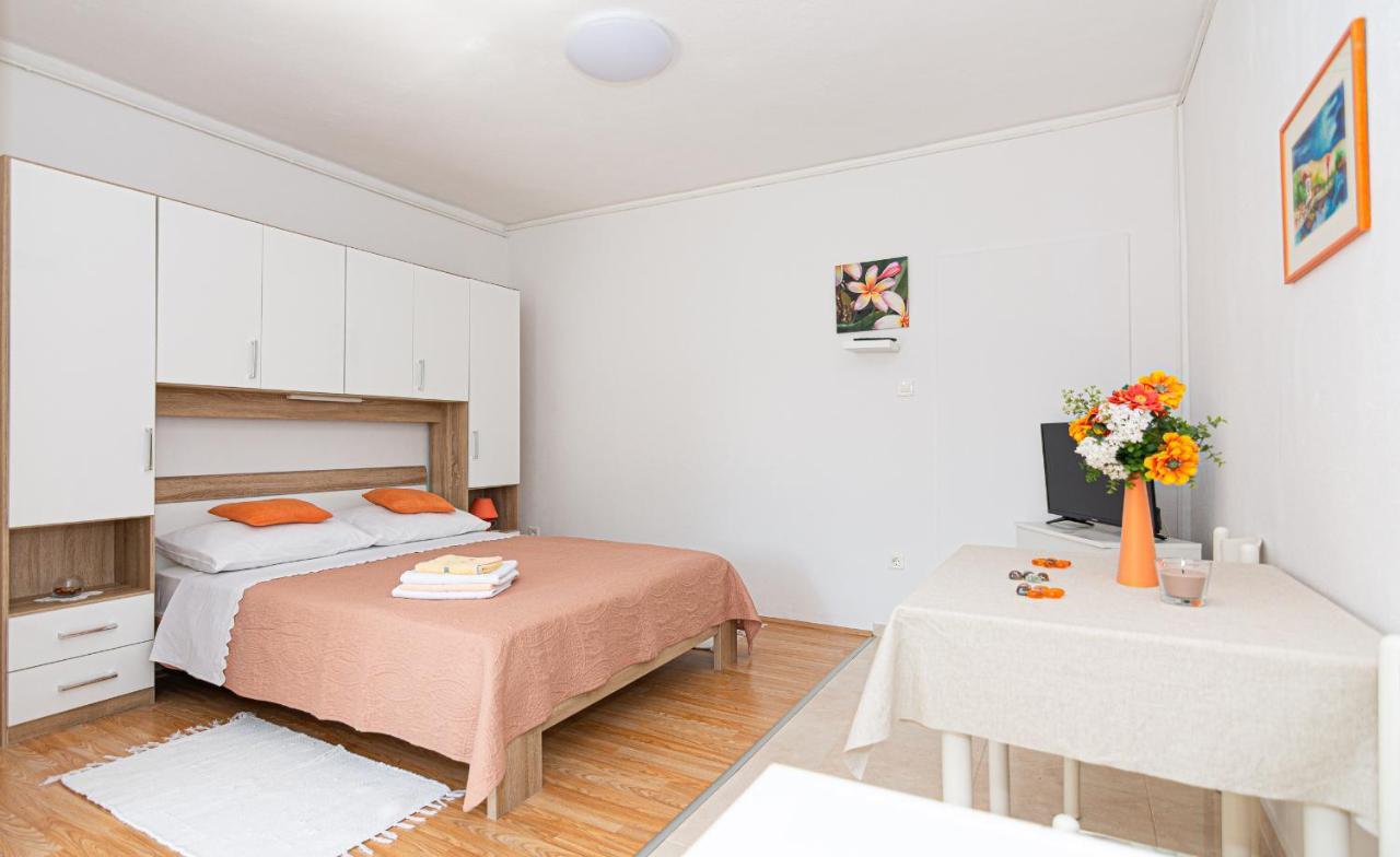 Apartma Luka Pag Town